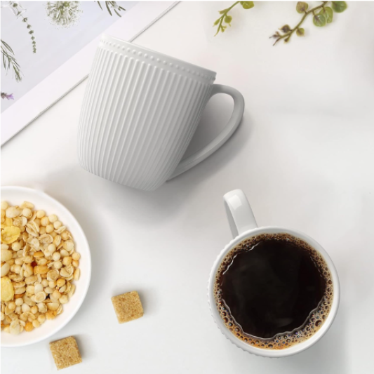 Lot de 4 Tasses à Café en Céramique avec un Design élégant en Relief, une Grande Poignée, Passe au Micro-ondes et au Lave-vaisselle - Blanc