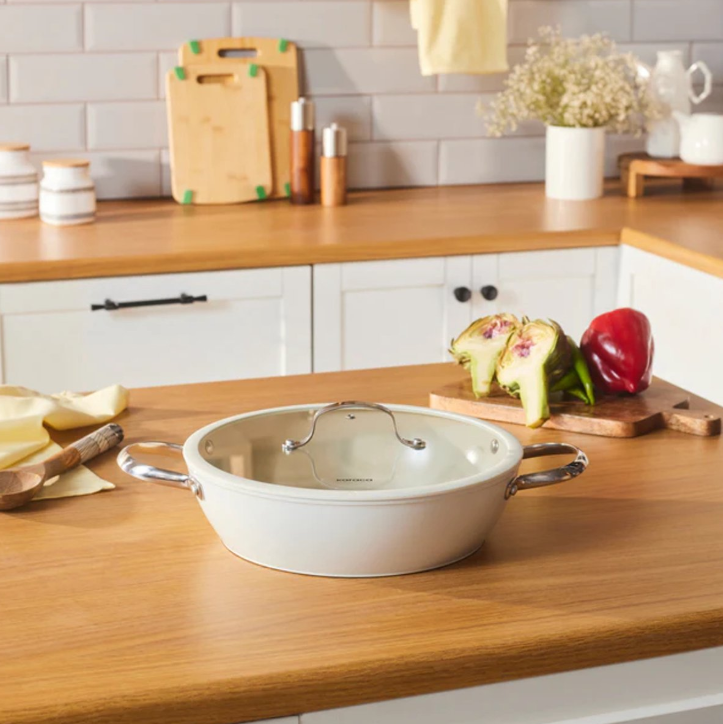 Karaca Swiss Crystal – Casserole Basse 30 cm avec Couvercle – Compatible Induction – Revêtement Antiadhésif – Poignées en Acier Inoxydable Image principale du produit