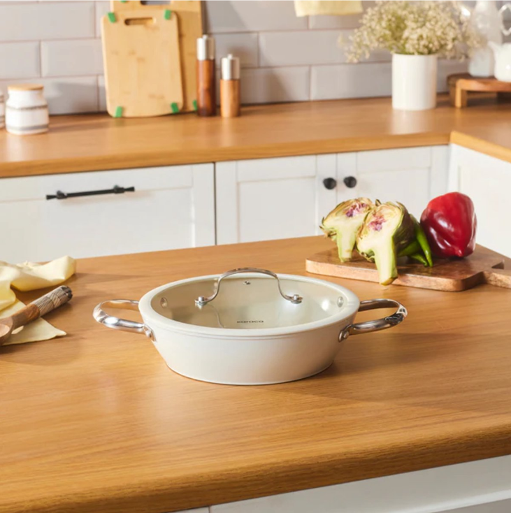 Karaca Swiss Crystal – Casserole Basse 26 cm avec Couvercle – Almond Cream – Compatible Induction – Revêtement Antiadhésif – Poignées en Acier Inoxydable Image principale du produit