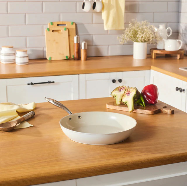 Karaca Swiss Crystal Almond Cream – Poêle en Céramique 30 cm – Compatible Induction – Revêtement Antiadhésif – Manche en Acier Inoxydable Image principale du produit