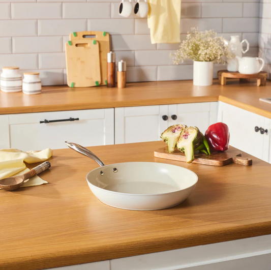 Karaca Swiss Crystal Almond Cream – Poêle en Céramique 30 cm – Compatible Induction – Revêtement Antiadhésif – Manche en Acier Inoxydable