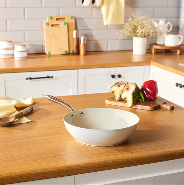 Karaca Swiss Crystal Almond Cream – Wok 28 cm – Revêtement Céramique Antiadhésif – Compatible Induction – Manche en Acier Inoxydable Image principale du produit