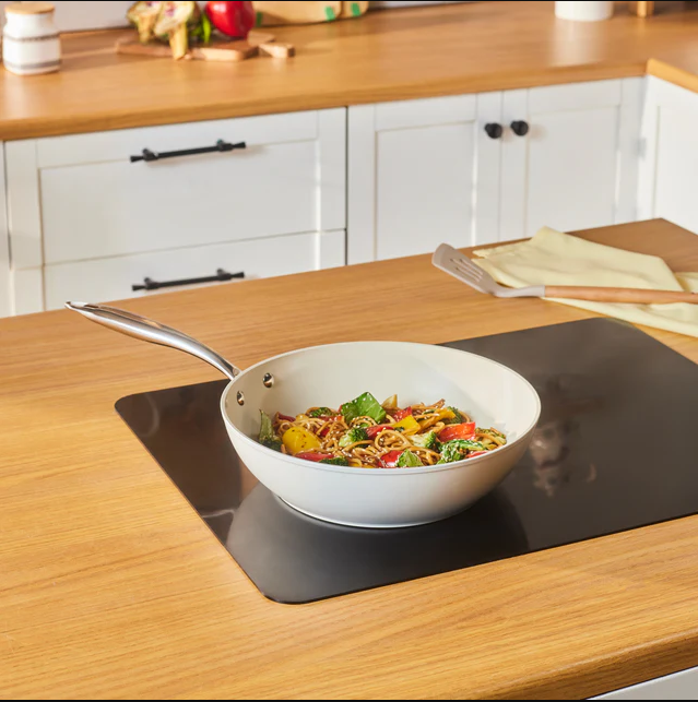 Karaca Swiss Crystal Almond Cream – Wok 28 cm – Revêtement Céramique Antiadhésif – Compatible Induction – Manche en Acier Inoxydable Image secondaire du produit
