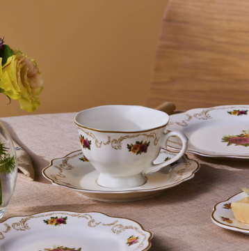 Karaca Forever Bone China Antique – Service de Présentation 26 Pièces Pour 6 Personnes – Doré