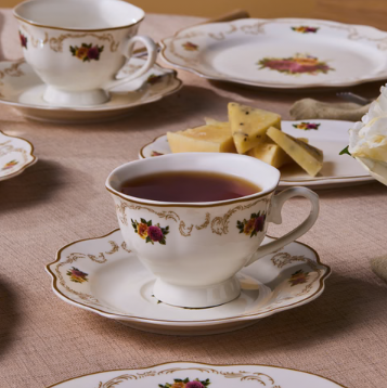 Karaca Forever Bone China Antique – Service de Présentation 26 Pièces Pour 6 Personnes – Doré